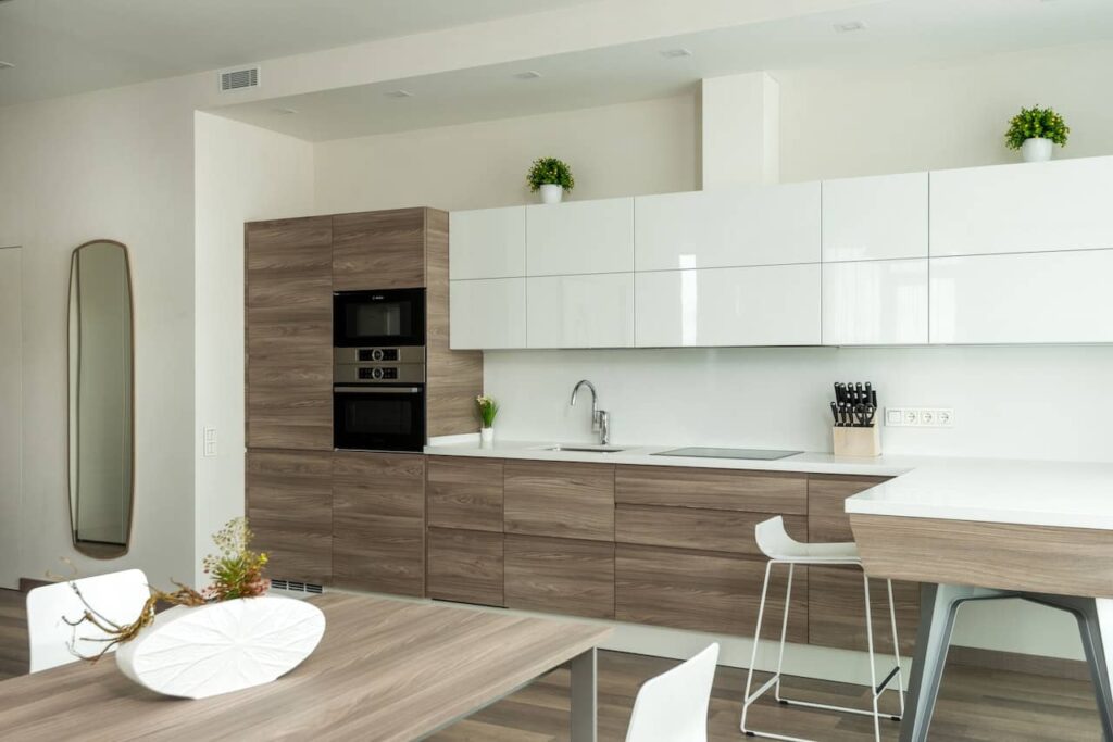 Estos taburetes altos de IKEA le darán un aire nuevo al office de tu cocina